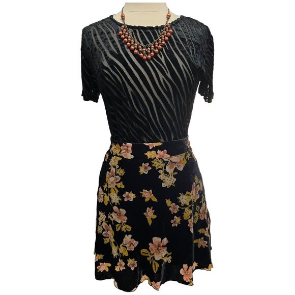 Short black velvet devore floral skirt - Picture 2 of 6